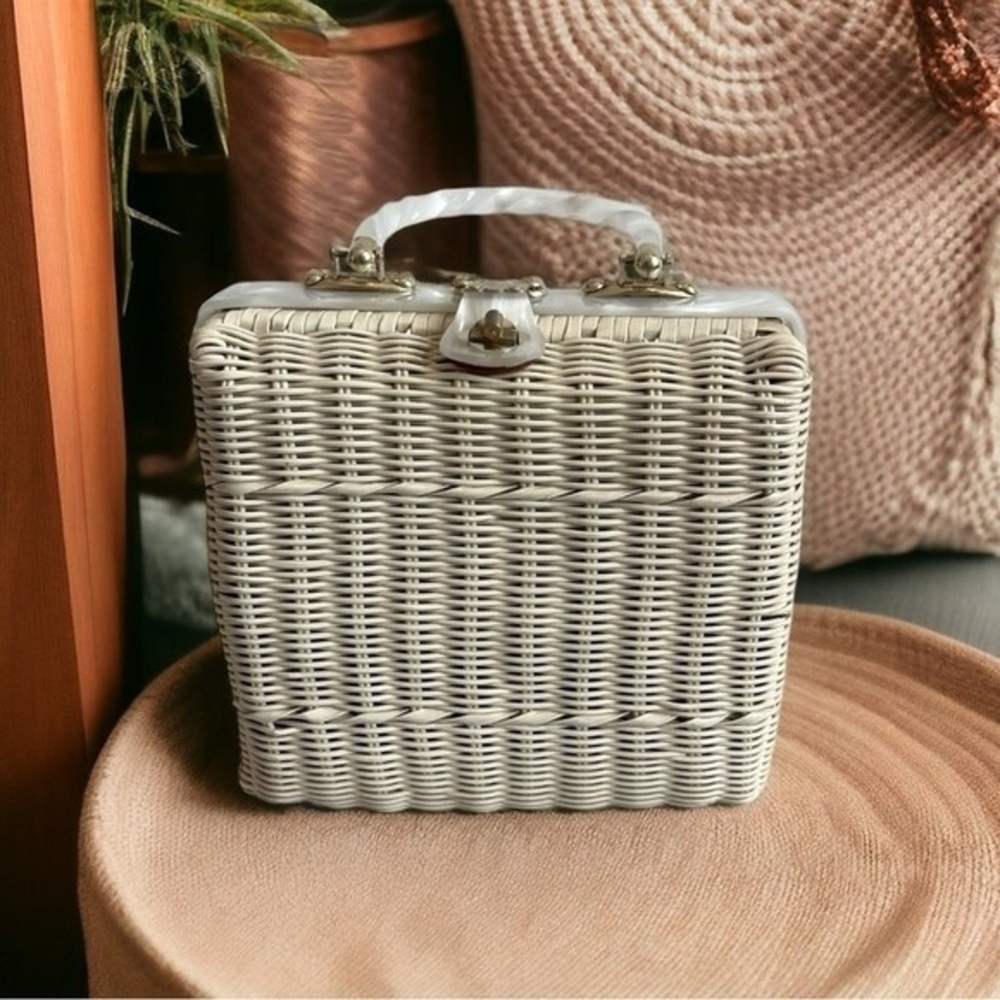Vintage White Wicker Handbag Lucite Handles Pleated Purse Made Hong Kong 9x4x8"